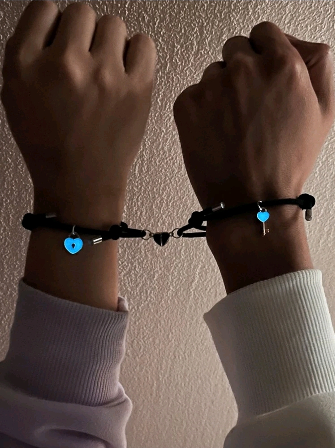 PULSERA DE CORDON BLANCO Y NEGRO CON DIJES DE CORAZON NEGRON CON IMAN CORAZON Y LLAVE P9